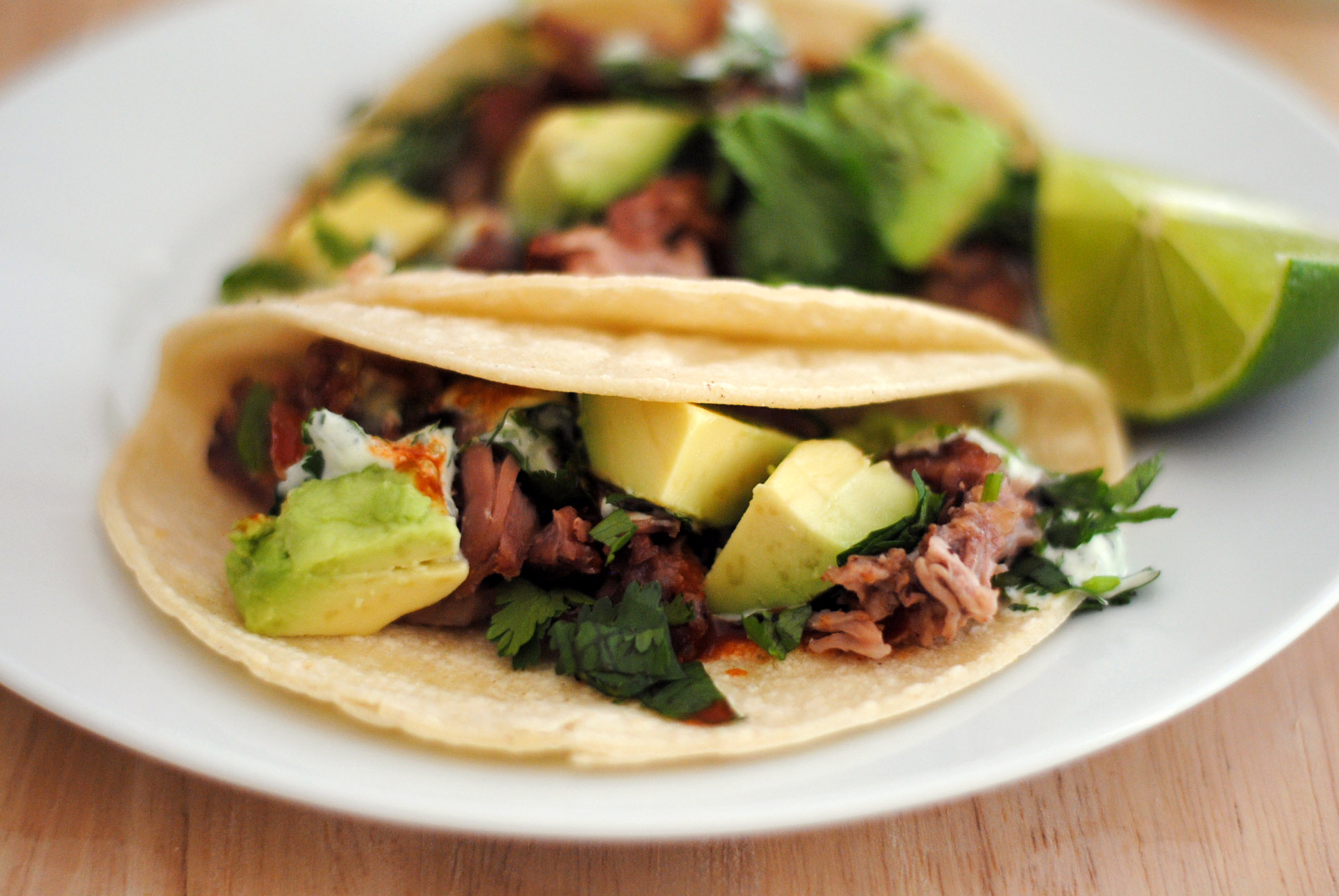 Tacos De Carnitas Con Salsa De Cilantro Y Lima